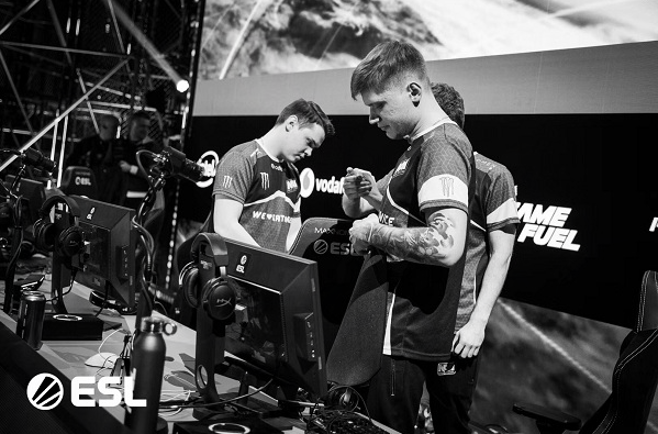 幕后英雄的 幕后英雄的